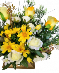 Wunderschönes Trauergesteck Herz aus künstliche Gänseblümchen, Rosen und Zubehör 65cm x 28cm x 35cm