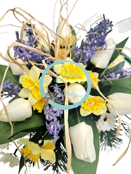 Composizione in cemento di tulipani artificiali, narcisi, margherite, lavanda e accessori 36 cm x 26 cm AS965