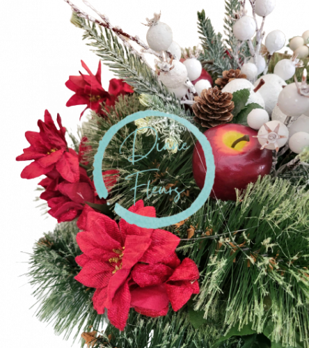 Temetési fenyőkoszorú Exkluzív poinsettia mikulásvirág, alma, fenyőtoboz, bogyók és kiegészítők 40cm
