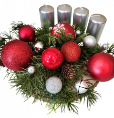 Karácsonyi adventi kompozíció gyertyákkal, karácsonyi labdákkal és fenyőtobozokkal 26cm x 10cm