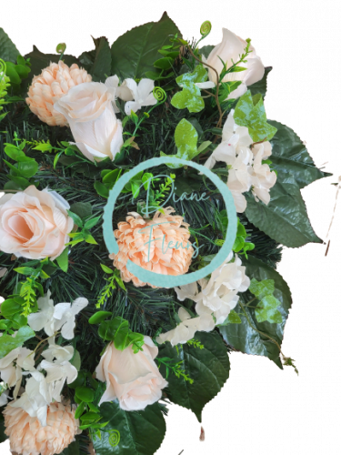 Krásný smútočný veniec "Srdce" s umelými ružami a chryzantémami 50cm x 50cm
