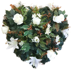Wianek żałobny „Serce” ze sztucznych róż, lilii i dodatków 65cm x 65cm kremowy, zielony, brązowy