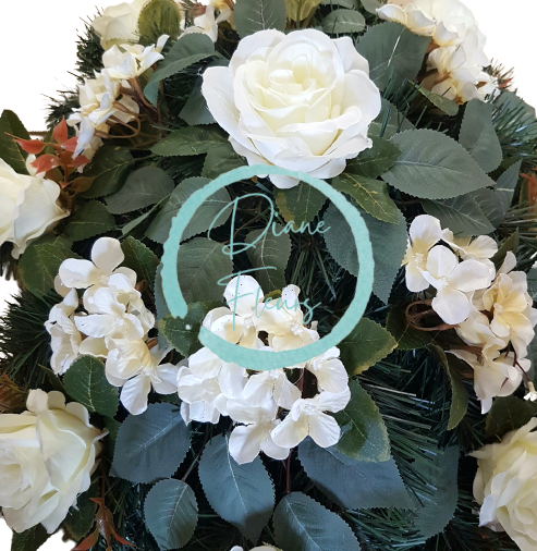 Wianek żałobny „Serce” ze sztucznych róż, hortensji i dodatków 65cm x 65cm kremowy, zielony