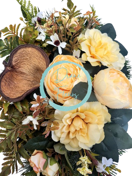 Smútočný aranžmán betonka umelé pivonky, dálie a doplnky 50cm x 28cm x 18cm