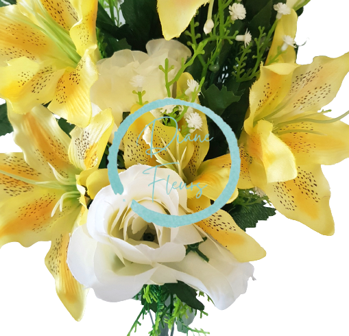 Umělá kytice plochá růže, lilie a doplňky x18  74cm x 35cm žlutá