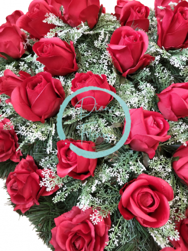 Wianek żałobny "Serce" wykonany ze sztucznych róż i dodatków o wymiarach 80cm x 80cm