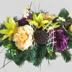 Díszített betontál fenyőből mesterséges dáliák, liliom és kiegészítők 55cm x 25cm x 15cm