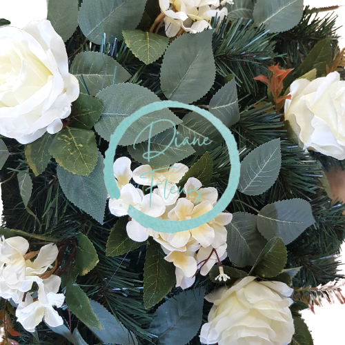 Künstliche Kranz Herz-förmig mit Rosen, Hortensien und Zubehör 65cm x 65cm Creme, Grün
