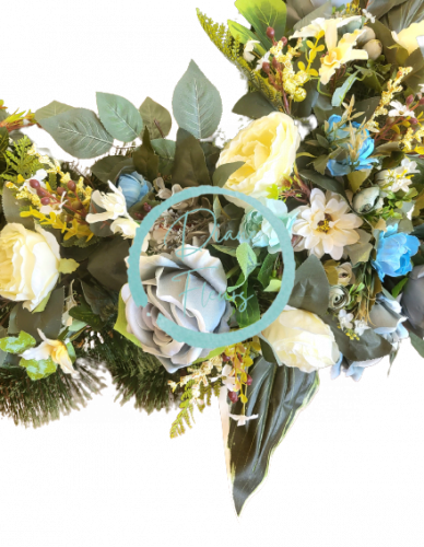 Coroană funerara de pin Exclusiv trandafiri artificiali, bujori, camelii, gerbere, monstera și accesorii 80cm x 90cm