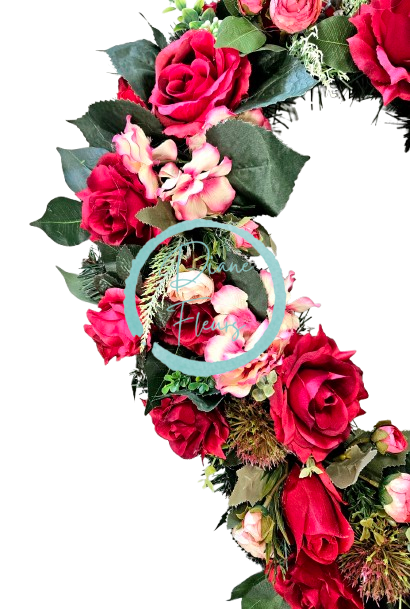 Coroana „Inimă” din trandafiri artificiali, ranunculus, ciulin si accesorii 70cm x 70cm