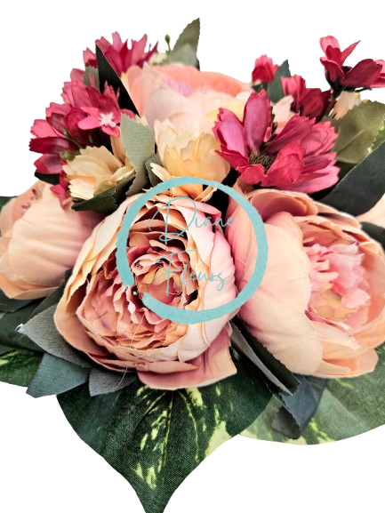 Vázaná kytice Exclusive vlčí mák, pivoňky a doplňky 34cm umělá