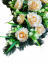 Wianek żałobny „Łza” wykonany ze sztucznych róż i dodatków o wymiarach 70cm x 45cm