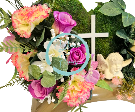 Smútočný aranžmán betonka umelé ruže, karafiáty, anjel, machový venček a doplnky 46cm x 20cm x 28cm