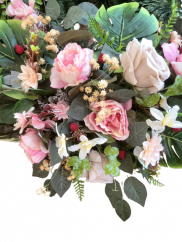 Temetési fenyőkoszorú Exkluzív rózsák, bazsarózsa, hortenzia, gerberák és kiegészítők 70cm x 80cm