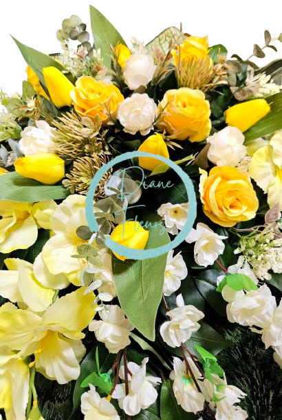 Coroană funerara de pin Exclusiv trandafiri, lalele, gladiole, flori de mar, ciulin si accesorii 70cm x 65cm