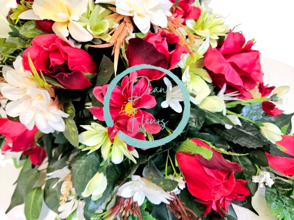 Aranjament mare de margarete, trandafiri, gerbere si accesorii 90cm x 50cm x 28cm