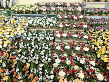 Aranžmány na cintorín -Ozdobené dekorácie a umelé vence na hroby