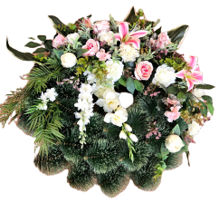 Temetési fenyőkoszorú Exkluzív rózsák, bazsarózsa, delphinium és kiegészítők 70cm x 80cm
