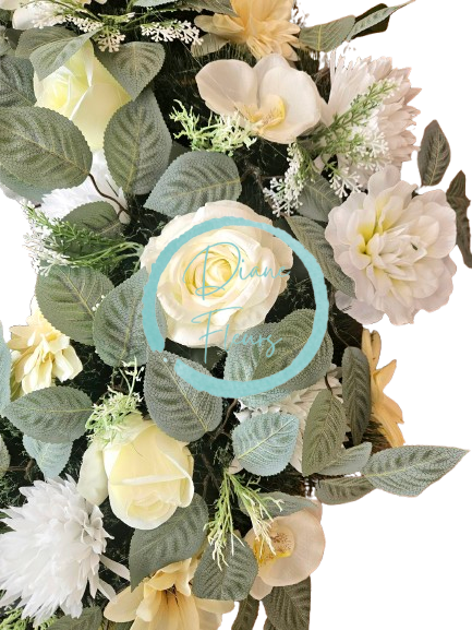 Temetési fenyőkoszorú Exkluzív rózsák, krizantém, dáliák, clematis és kiegészítők 80cm