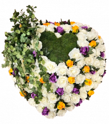 Pogrebni vijenac "Srce" od ruža i sa srcem od mahovine 80cm x 80cm umjetno