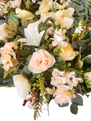 Coroană funerara de pin Exclusiv trandafiri artificiali, bujori, gladiole și accesorii 70cm x 80cm