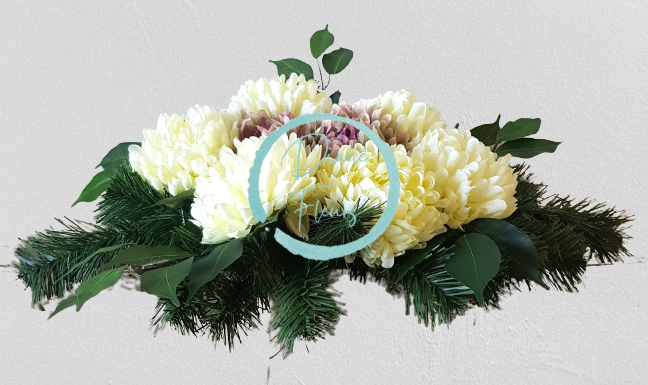 Aranjament crizanteme artificiale şi accesorii 55cm x 32cm x 18cm