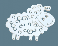 Ozdoba dekorace 3D ovečka z recyklovatelného plastu 9cm x 7cm