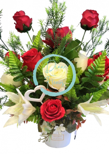 Flower Box rózsák, liliomok, spárga, páfrány és kiegészíték 75cm x 40cm x 60cm