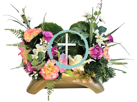 Smútočný aranžmán betonka umelé ruže, karafiáty, anjel, machový venček a doplnky 46cm x 20cm x 28cm