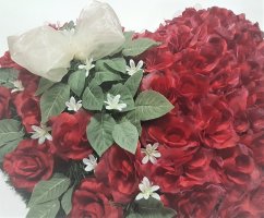 Wianek żałobny „Serce” z róż i liści brzozy 60cm x 60cm czerwono-zielony sztuczny