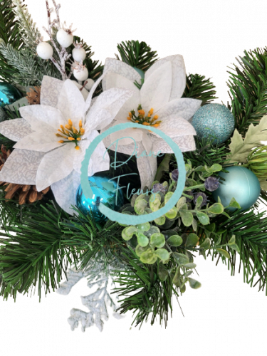 Smuteční aranžmán betonka umělá poinsettia vánoční hvězda, bobule, vánoční koule a doplňky 60cm x 25cm x 18cm