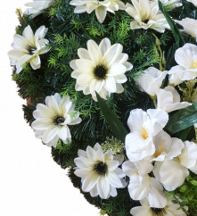 Coroana funerara „Inimă” din trandafiri si clematis 60cm x 60cm crem, alb flori artificiale