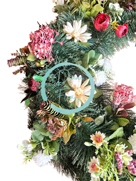 Luxusný smútočný veniec borovicový exclusive ranunculus, margarétky, chryzantémy, drobné kvietky, chmeľ a doplnky 65cm
