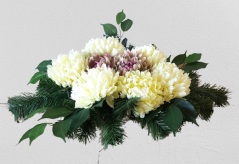 Kompozycja pogrzebowa sztuczne chryzantemy i dodatki 55cm x 32cm x 18cm