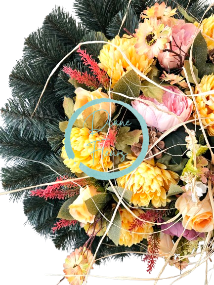 Luksuzen venec iz umetnega bora Ekskluzivne krizanteme, vrtnice, potonike in dodatki 70cm