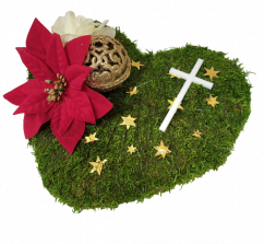 Vánoční mechový věnec Srdce s Poinsettií vánoční hvězdou, vánoční koulí a doplňky 27cm x 25cm