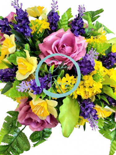 Trauergesteck aus künstliche Rosen, Narzissen, Lavendel und Zubehör 70cm x 48cm x 20cm