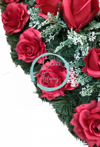 Coroana funerara „Inimă” din trandafiri si accesorii 80cm x 80cm