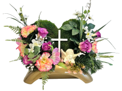 Trauergesteck aus künstliche Rosen, Nelken, Engel, Mooskranz und Zubehör 46cm x 20cm x 28cm