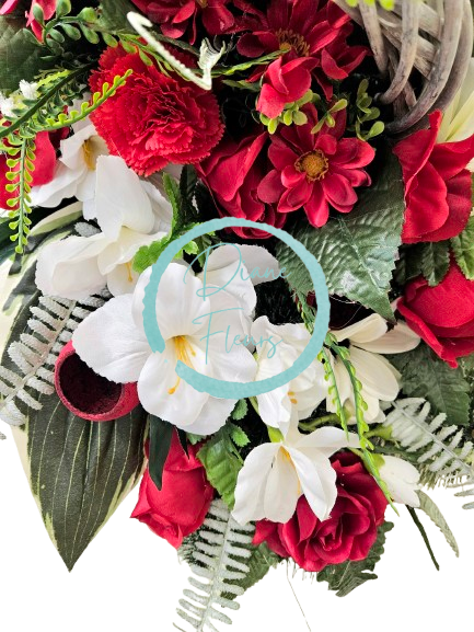 Luxusný smútočný veniec borovicový exclusive ruže, gladioly, margarétky, prútený veniec 75cm x 45cm