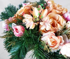 Arrangement mit künstlichen Pfingstrosen & Rosen & Lilien Zubehör 60cm x 25cm x 18cm