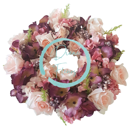 Proutěný věnec ozdobený umělými růžemi a hortenziemi Ø 30cm