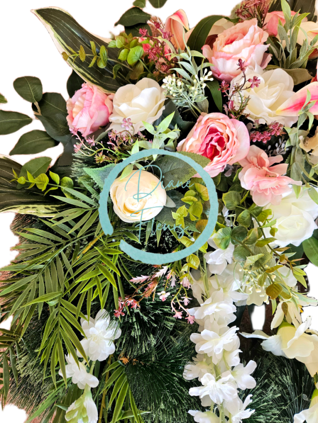 Smuteční věnec borovicový exclusive růže, pivoňky, delphinium a doplňky 70cm x 80cm AS1062