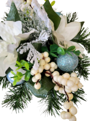 Trauergesteck aus künstliche Weihnachtsstern, Beeren, Weihnachtskugel und Zubehör 28cm x 20cm