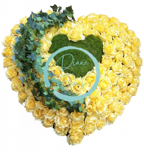 Smútočný veniec "Srdce" z umelých ruží a machovým srdiečkom 80cm x 80cm žltý