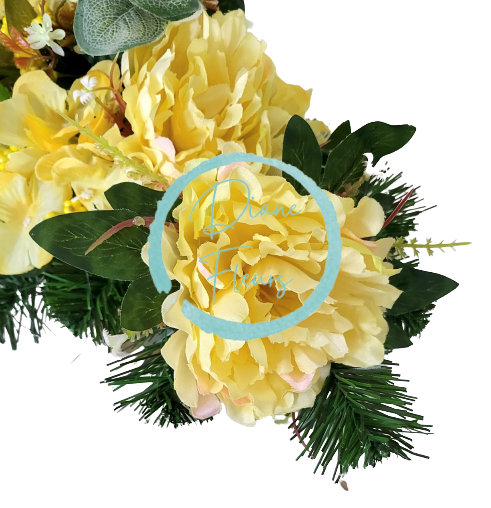 Бетонен аранжировка от изкуствени рози, божури, хортензии и аксесоари 50см x 30см x 22см AS513