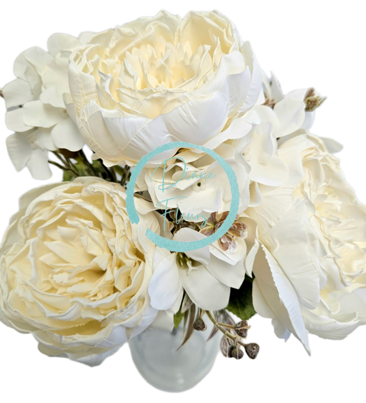 Изкуствен букет от божури, хортензии и аксесоари х9 44 см кремави