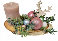 Karácsonyi kompozíció gyertyával, karácsonyi labdákkal és rénszarvassal 22cm x 14cm x 12cm