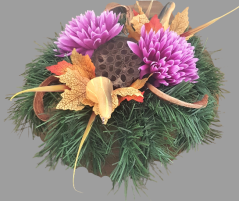 Kompozycja pogrzebowa sztuczne chryzantemy i dodatki 28cm x 16cm