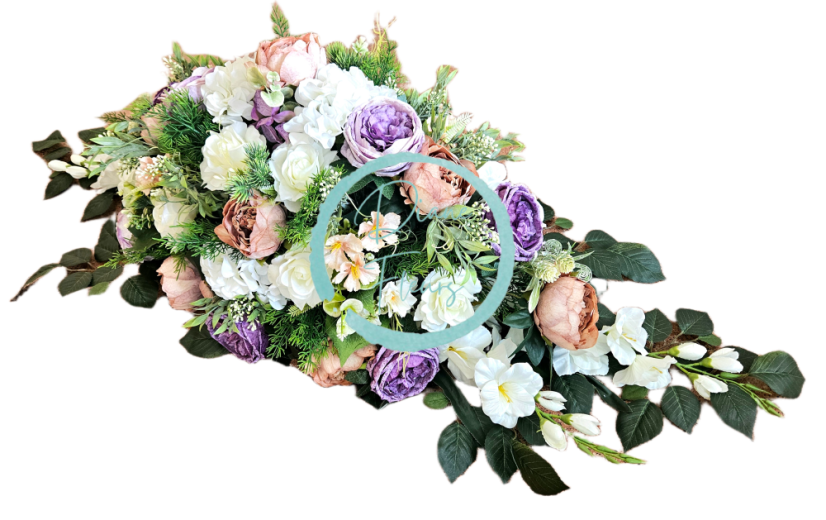 Nagy díszített betontál fenyőből  exclusive baszarozsa, rózsák, szarkalábok delphinium és kiegészítők 135cm x 50cm x 35cm AS1017-BPC
